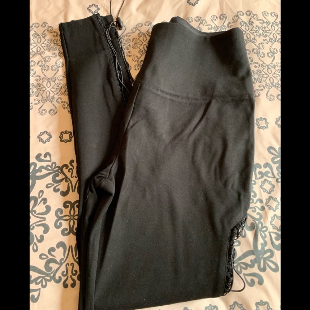 NWT Bebe bungee leggings sz M